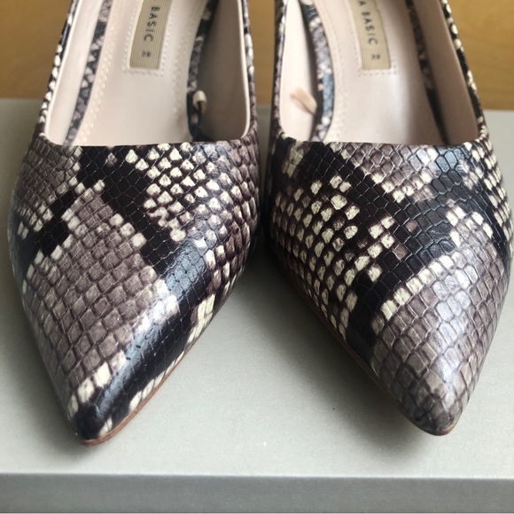 Snake print leather pumps. - Picture 8 of 10
